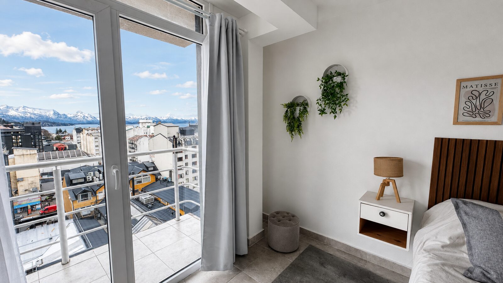 Habitación con balcón nevado en Andes Suite