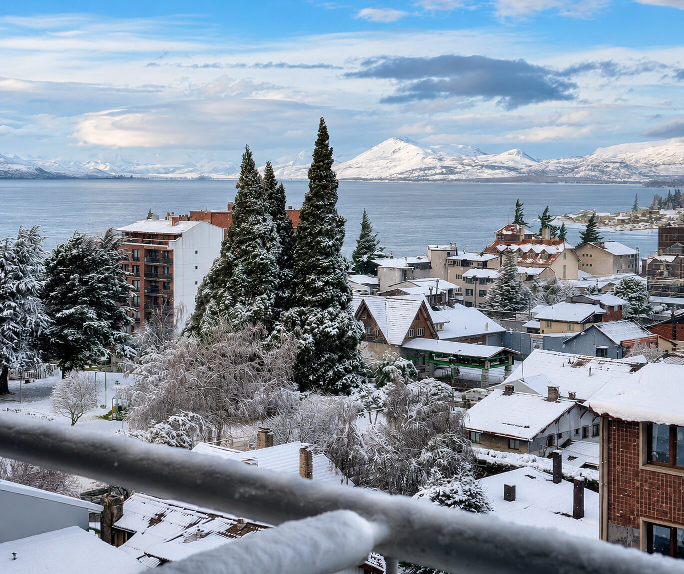 Balcón con vista nevada en Cozy Suite