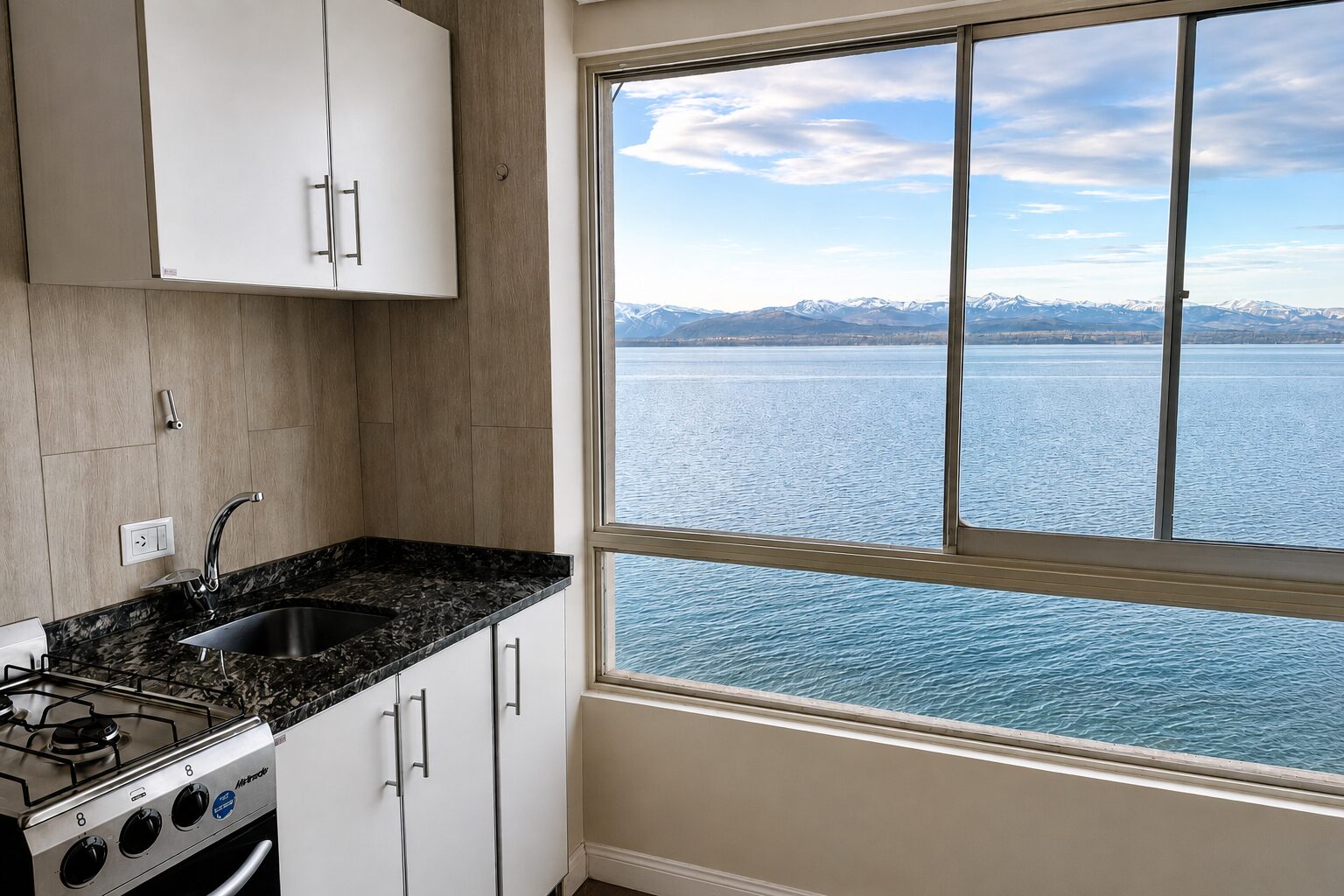 Cocina con vista al lago en Dream Lake Suite Bariloche