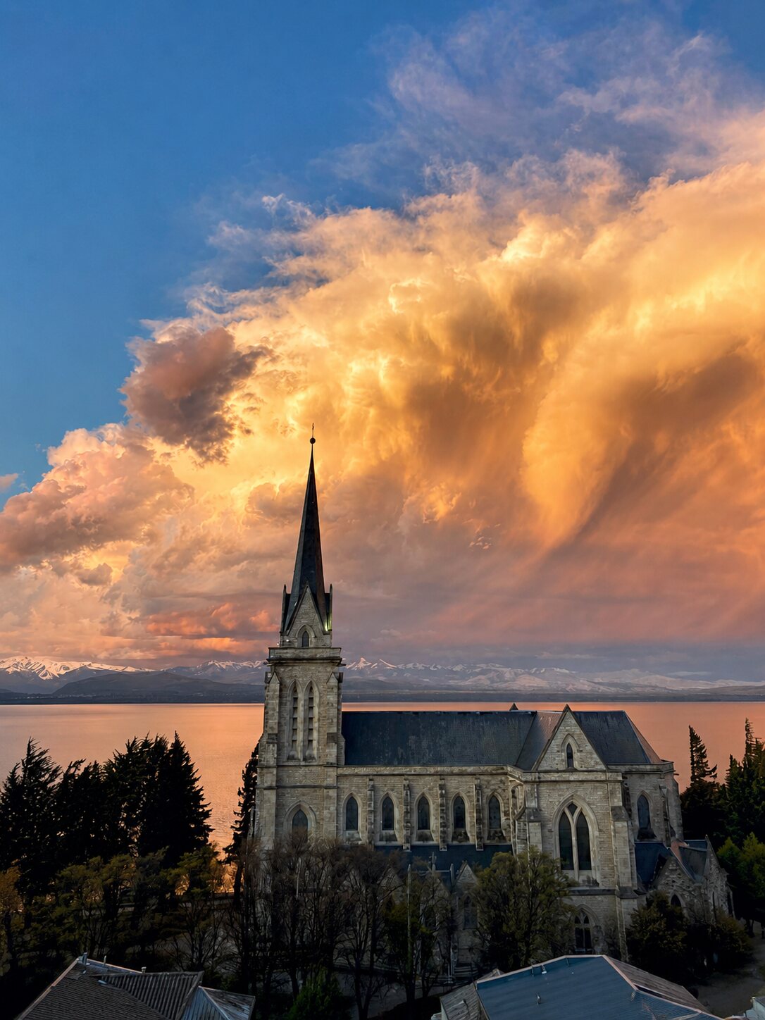 Catedral Nuestra Señora del Nahuel Huapi al atardecer