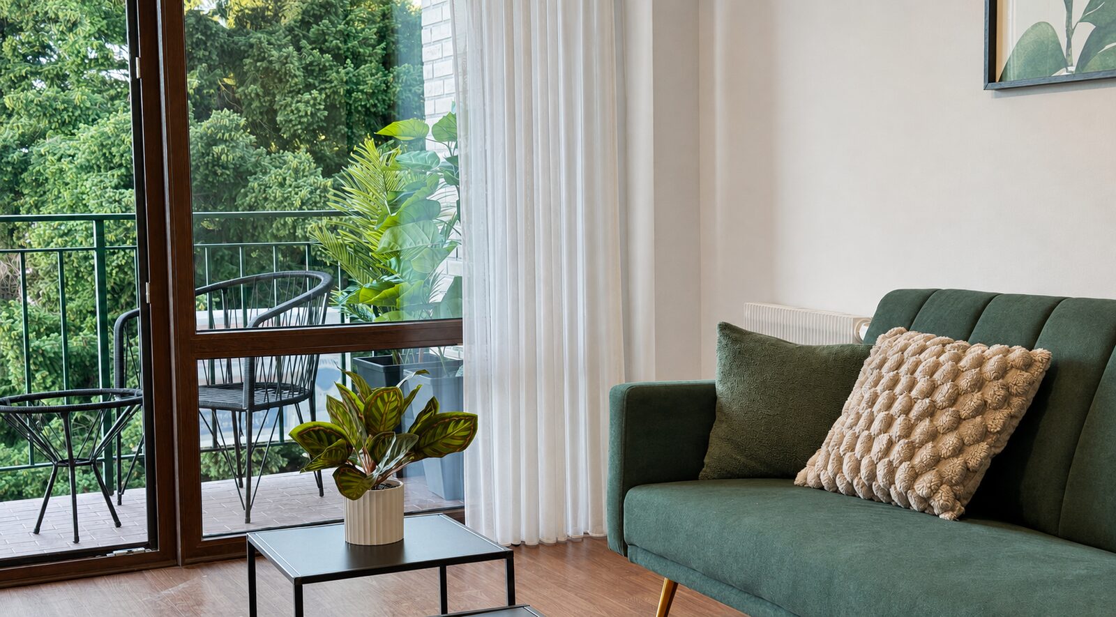 Living con balcón de Modern Lake Suite