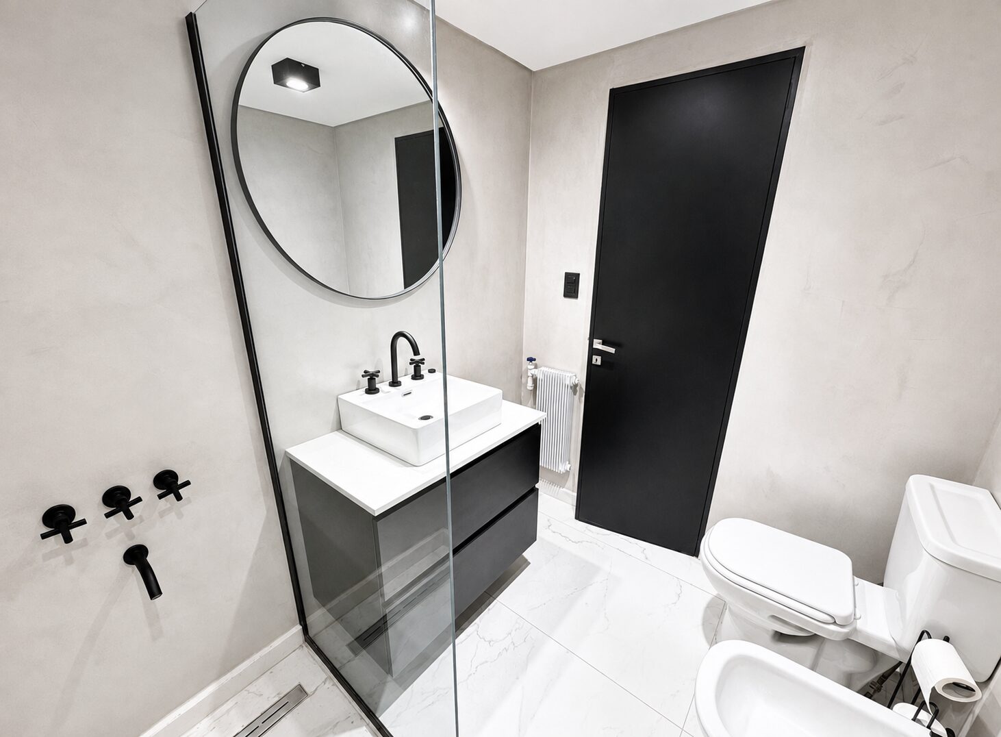 Baño de Modern Lake Suite