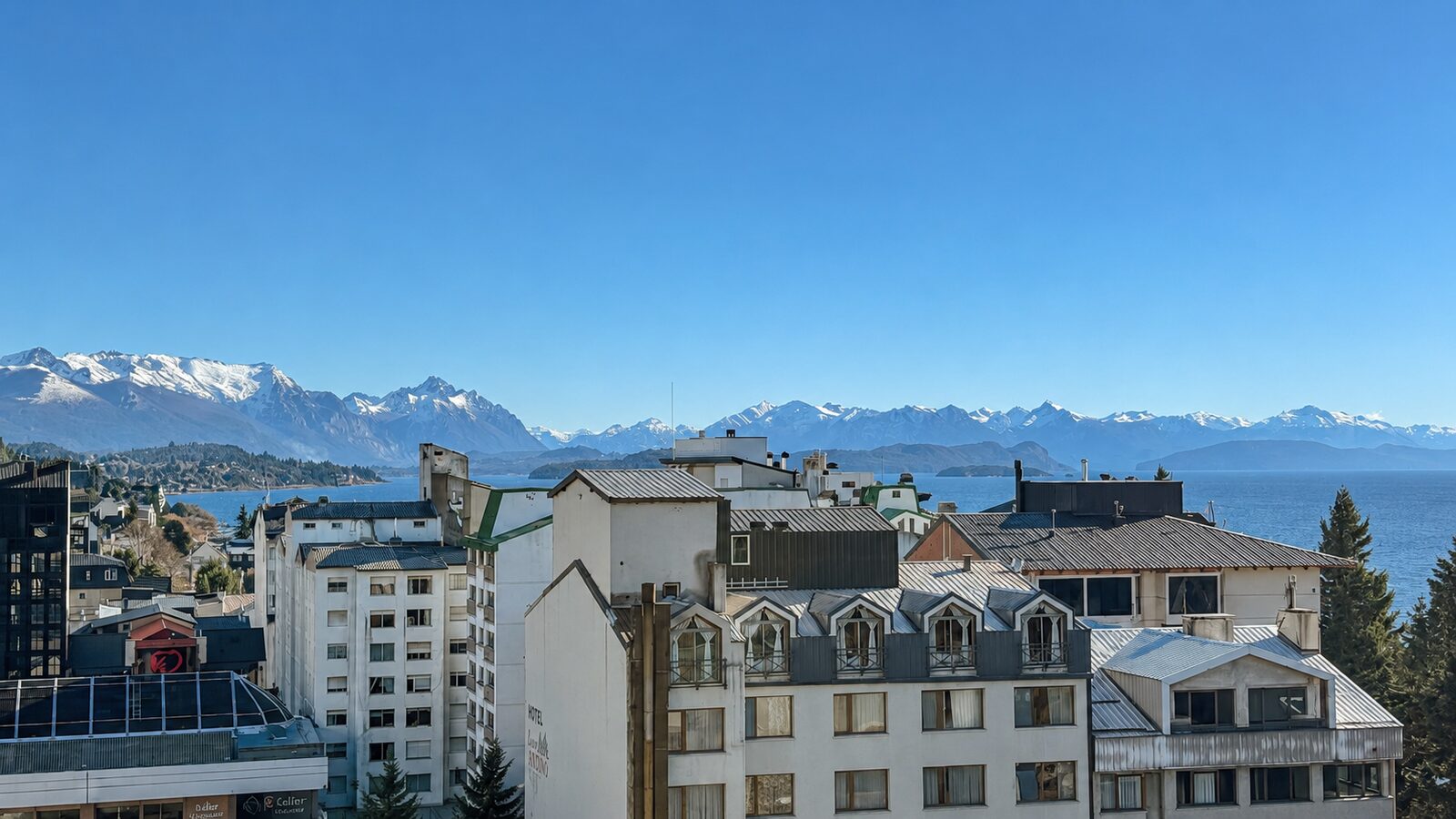 Vista al lago Nahuel Huapi y la cordillera desde Panorama Suite